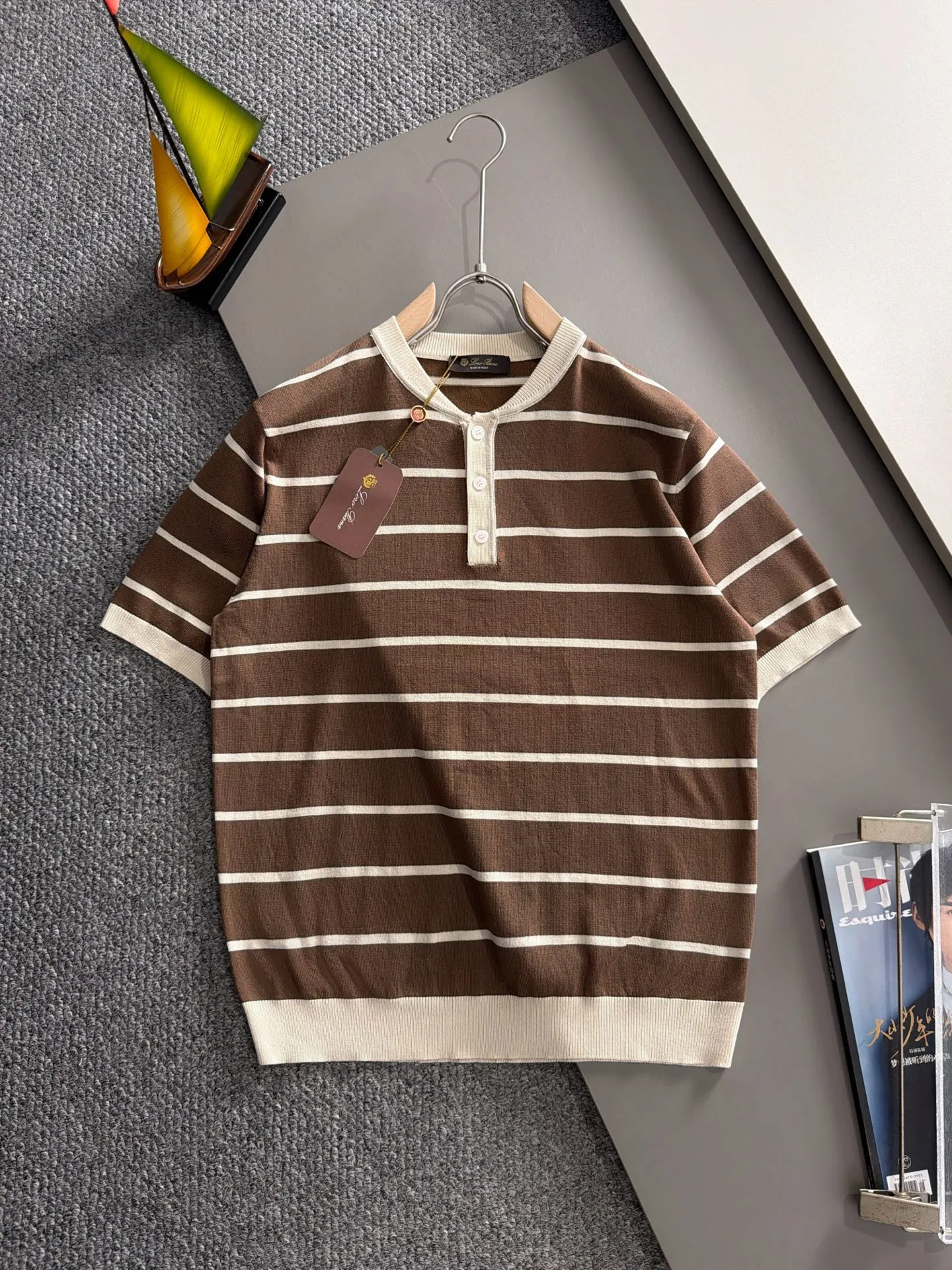 LP high quality Loro Piana 26ss New Arrival men's short-sleeved knitted T-shirt. Made of combed cotton yarn knitted cotton fabric, no pressure when entering and exiting the counter. Exclusive control of raw materials. It feels substantial when weighed, and the upper body is more textured than ordinary T-shirts. This texture can handle the weather easily and is suitable for both hot and cold! Loose fit design, looks noble. The only correct version is available Size: M to 4XL